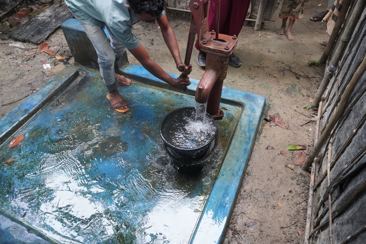 Mise en service d'une pompe à eau — Bangladesh
